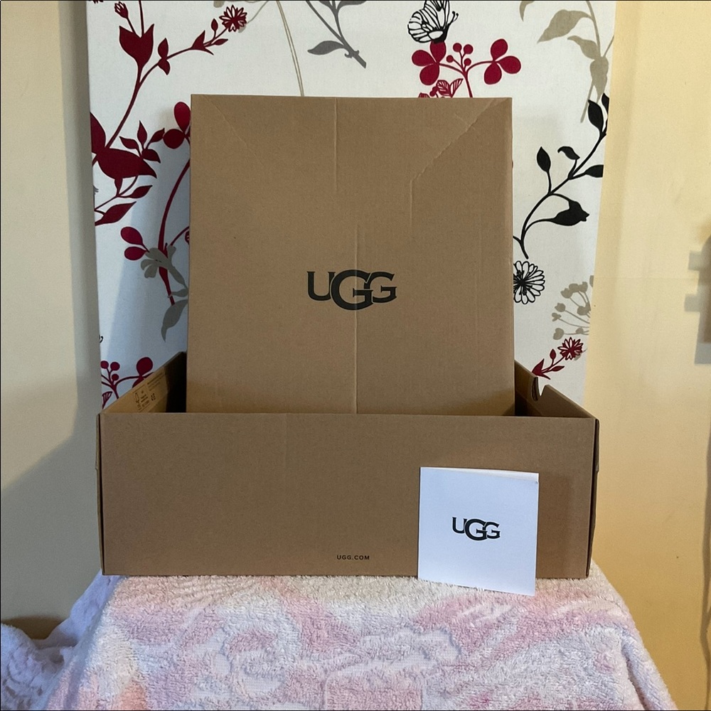 Ugg Women’s Classic Mini Fluff Hi - Low Boots Size AU 8 $112 - Picture 13 of 14